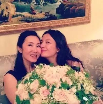 王思聪妈妈晚宴,王思聪妈妈同框