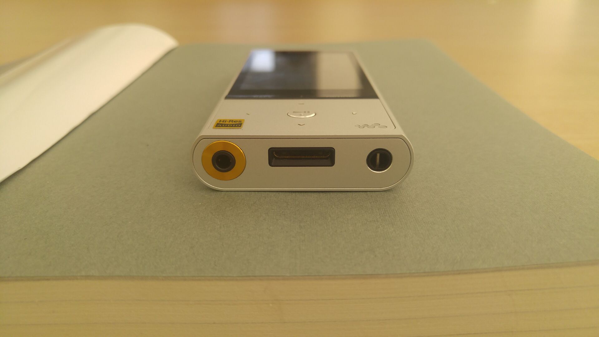 3000买个索尼a6000值不值,花1300买个耳机值得吗