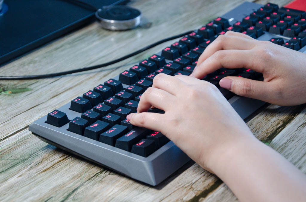 矮轴机械键盘和高轴机械键盘,机械键盘可能会毁掉你的手