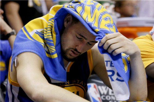 「前方」雷霆万钧中，卫冕冠军丢了魂