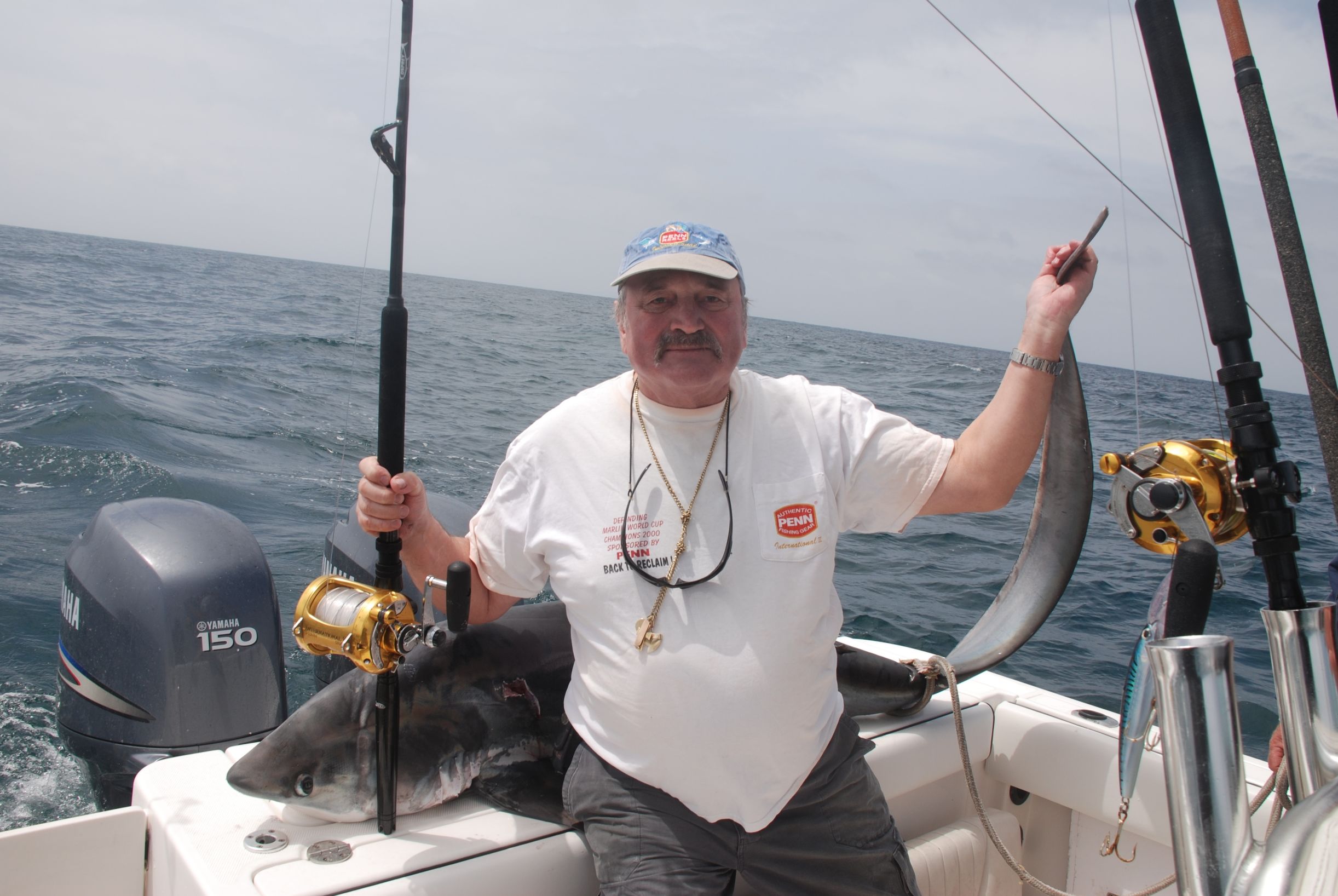 他钓起的鱼,以吃北极熊为生