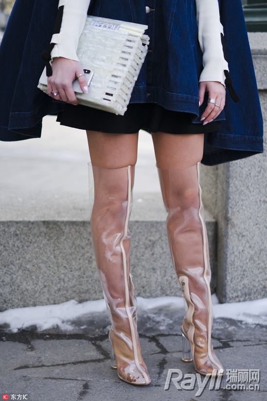 穿上透明PVC秒变“塑料姐妹花”从此阴天下雨都不怕