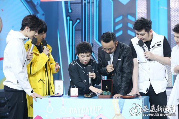 武大靖合影王一博,王一博金靖天天向上视频