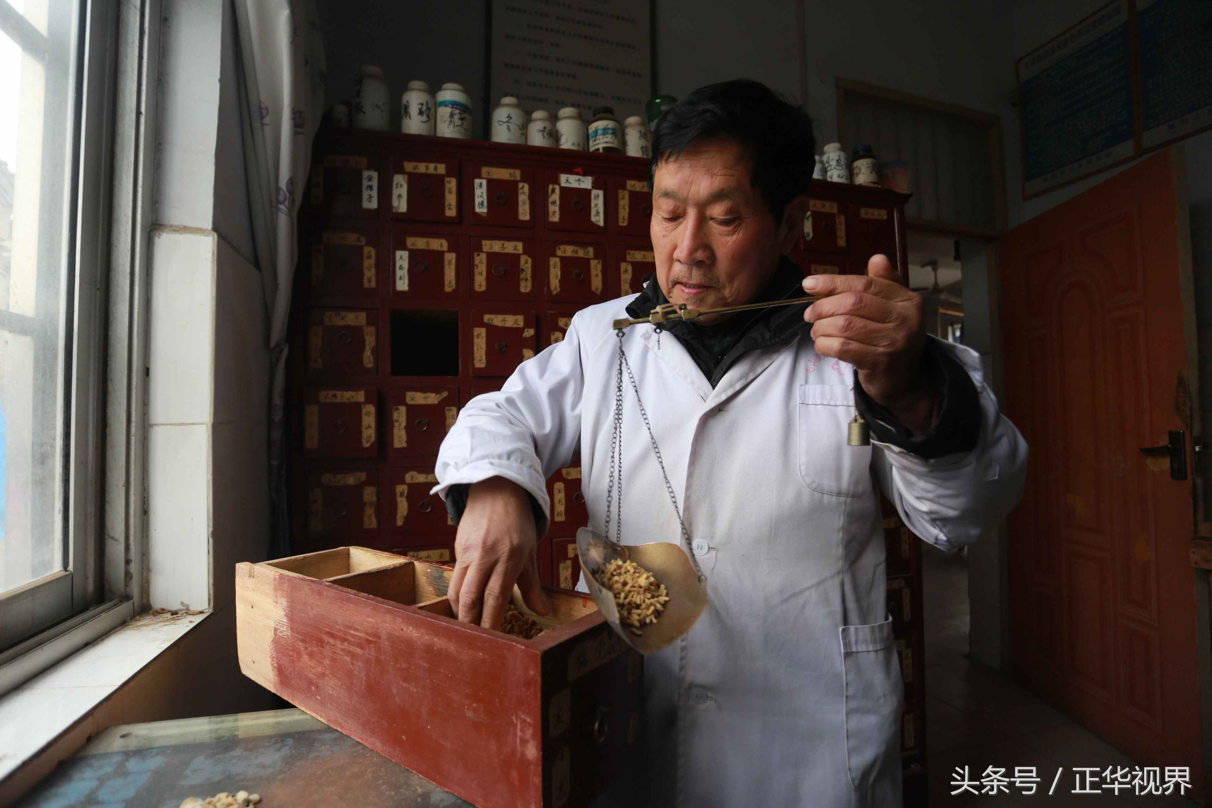 72岁老中医与残儿坚守乡村诊所,河南71岁老中医最新消息