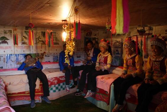 彝族风俗女孩不外嫁吗,彝族结婚后为何要分开睡