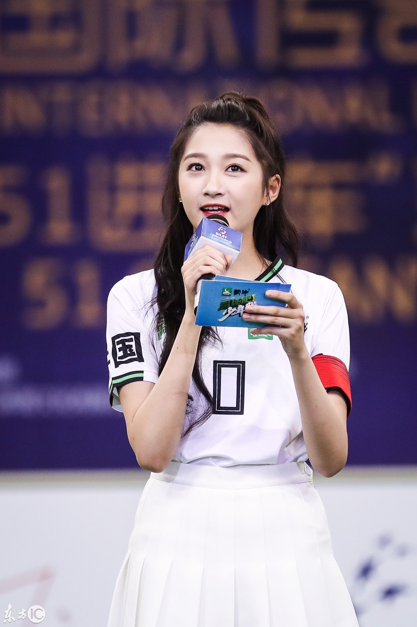 关晓彤王牌蓝色超短裙,关晓彤紫色超短裙搭配