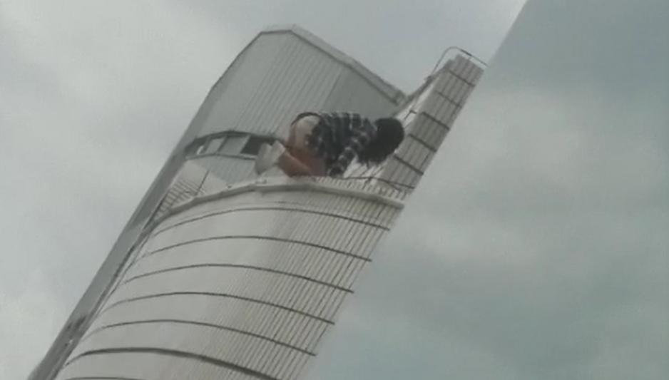 南宁女子跳楼事件,南宁女子欲跳楼轻生被救回