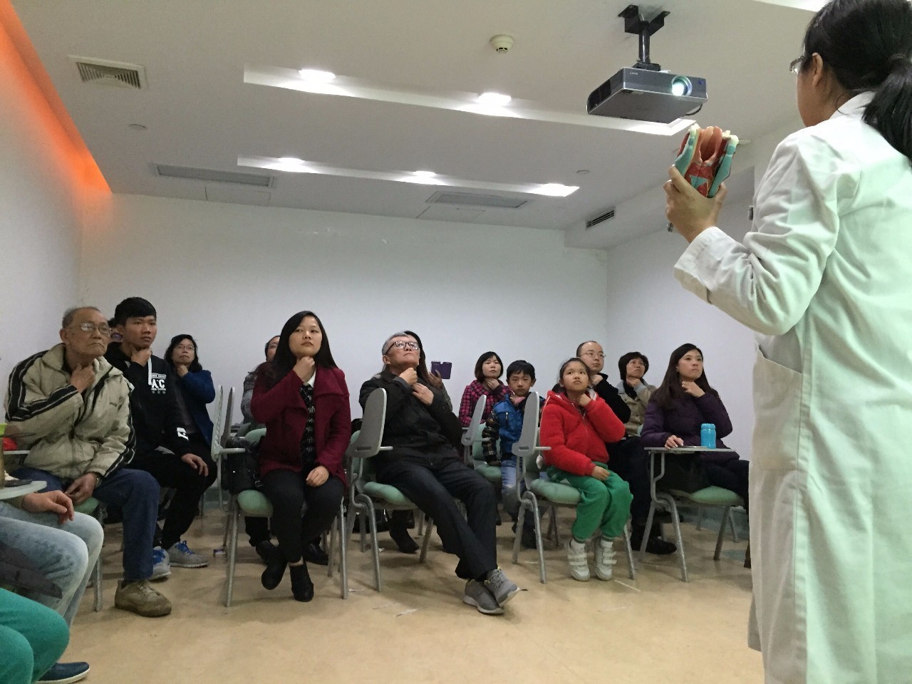 喉咙发炎声音嘶哑变粗需要打针吗,咽喉炎导致声音嘶哑练一下