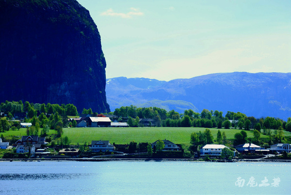 你敢站在悬崖边拍视频吗,你敢站在房顶边缘吗