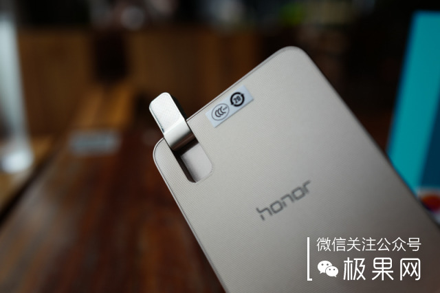 荣耀的这个电话充满心机，镜头竟可以翻转180°