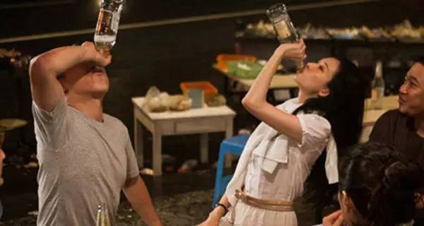 老公出去和别的女的喝酒怎么办,老公总出去喝酒夫妻感情很差