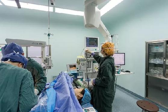 无痛分娩产程处理,产妇痛到绝望丈夫却拒绝