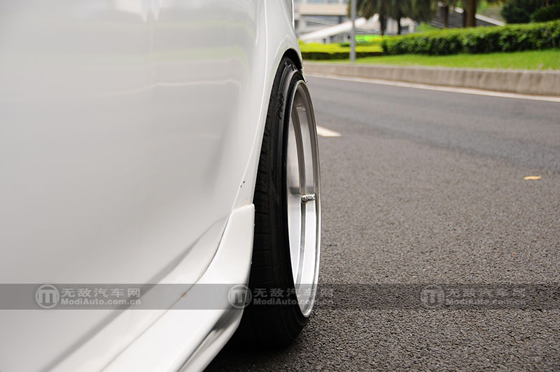 穿梭于繁华都市演绎着专属的姿态翼神