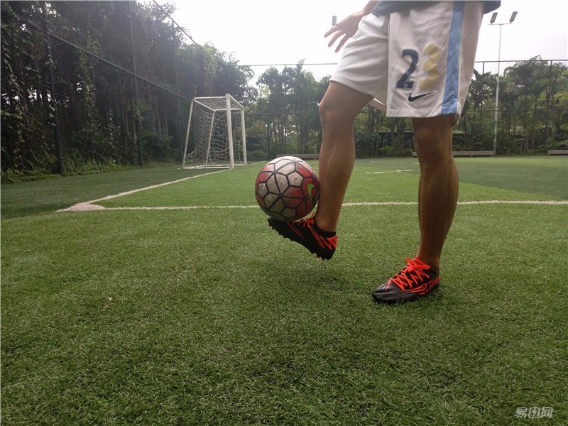 迪卡侬agility500mg足球鞋,开箱白红色的迪卡侬足球鞋