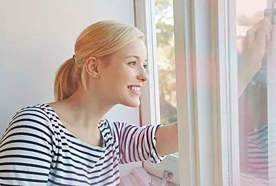 宝宝晚上睡觉老出汗,宝宝一到晚上睡觉出汗是什么原因