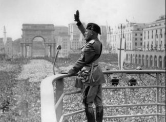 他是法西斯创始人，多次背叛希特勒却受到希特勒一生的拥护