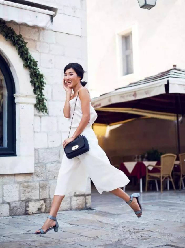 盘点百搭爆款大牌凉鞋,2022年夏明星同款的凉鞋爆款