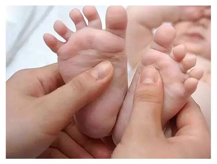 婴儿黄疸喂水能帮助退黄吗,30天的宝宝有黄疸怎么处理