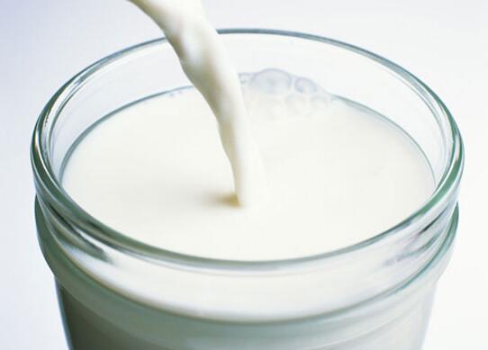 鲜奶贵还是奶粉贵,鲜奶和奶粉哪个更实惠