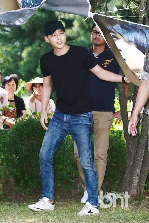 霍|nili仲基又穿火了一双鞋，这双法国回力只要800块