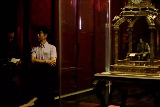 我们把专门给皇上修表的那位师傅“挖”出来了