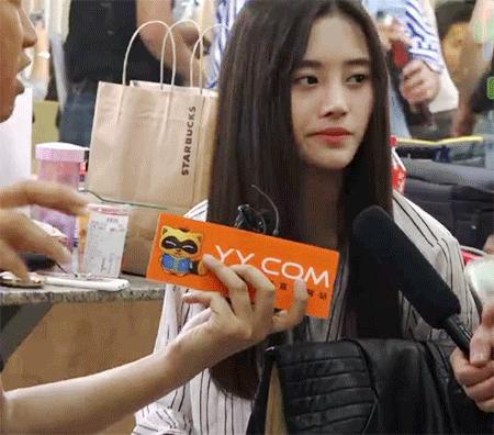 鞠婧祎上过几次微博热搜,鞠婧祎淡妆接受采访上热搜