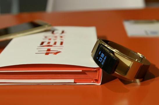 3d曲面屏好吗,华为手环b3详解