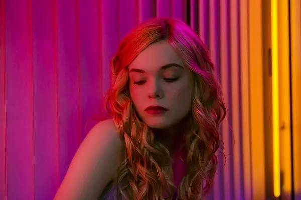 视觉盛宴体验爱丽丝梦游仙境,爱丽丝梦游仙境一个美丽的画面