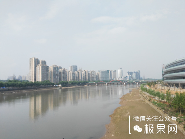 荣耀的这个电话充满心机，镜头竟可以翻转180°