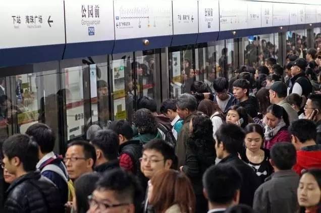 她叫小雪，在广州做文员，月薪3500，她是这样生活的...