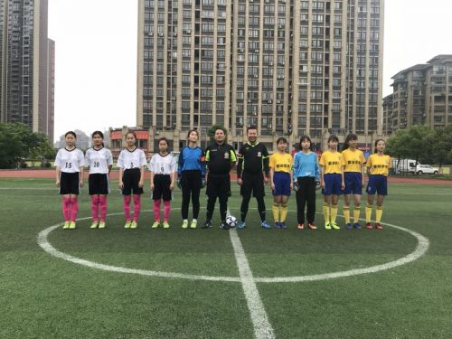 铿锵玫瑰中国女足捧杯,铿锵玫瑰中国女足夺冠献歌