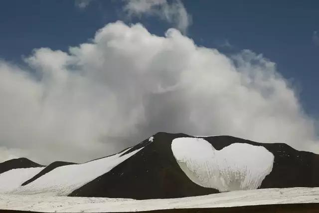 他有无数的旅行故事，还在拉萨开了家书店，收藏了上万部文艺电影