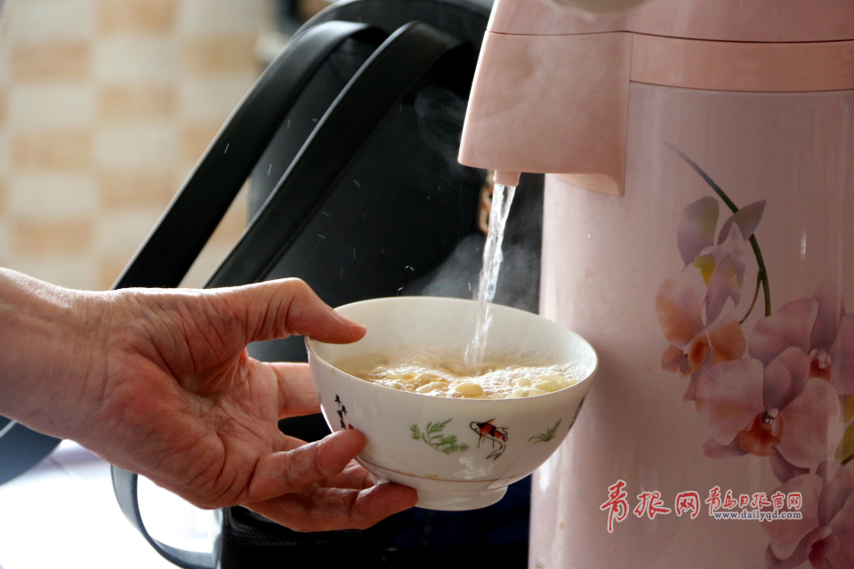 青岛有个93岁的网购达人衣柜里全是“爆款”