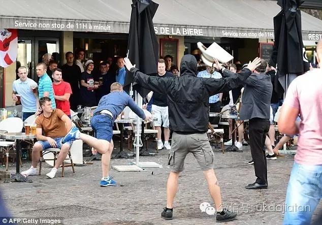 欧洲杯俄罗斯足球场斗殴,欧洲杯英国足球流氓