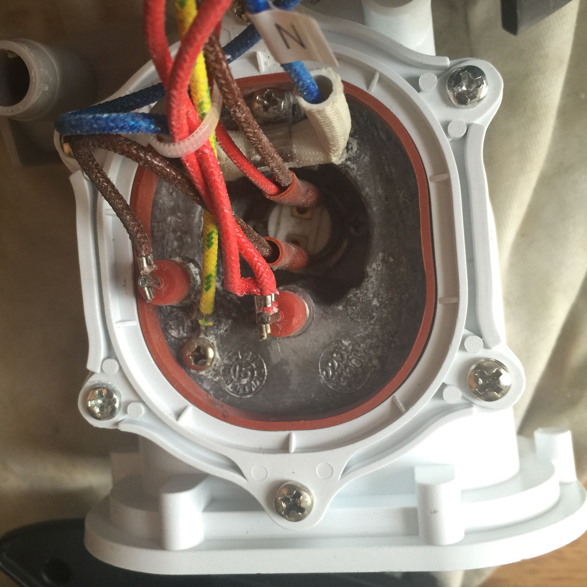 挂烫机漏电跳闸维修多少钱,蒸汽挂烫机漏电是什么原因