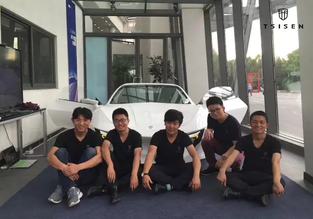 5名本科生，每天只睡6小时，1辆电动轿跑真车，惊艳全场