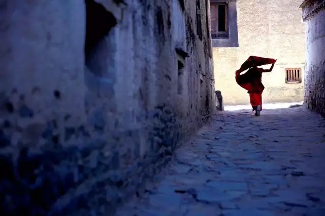 他有无数的旅行故事，还在拉萨开了家书店，收藏了上万部文艺电影