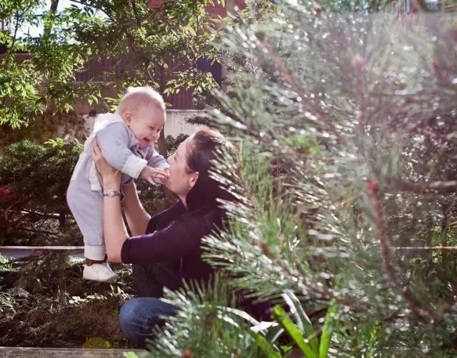 宝宝动不动就哭宝妈怎么教育,一月宝宝哭闹怎么办教你一招止哭