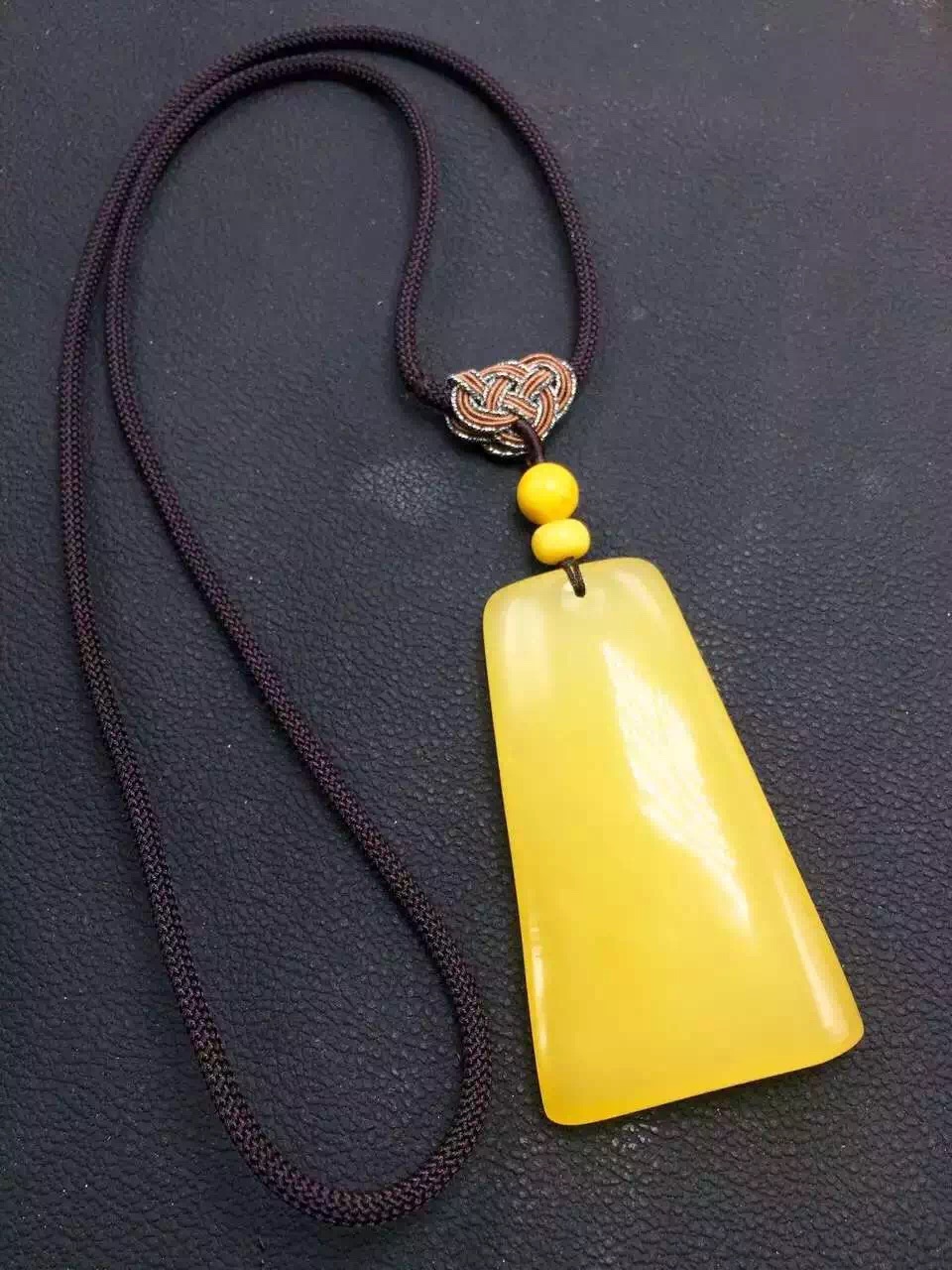 蜜蜡是世界几大宝石之一,琥珀蜜蜡是天然的有机宝石吗