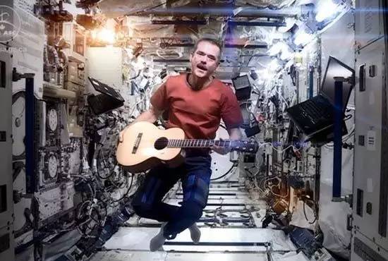 英*歌国**坛“老炮”鲍伊陨落星辰