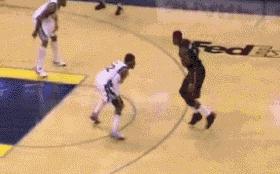 反胯下拉回晃倒防守球员细节,胯下急停拉回运球怎么把人晃倒