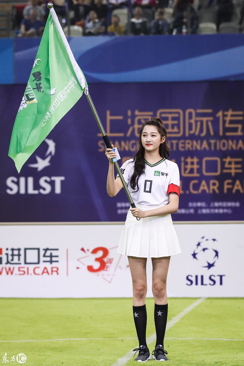 关晓彤足球宝贝助力世界杯,关晓彤踢足球照