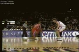 反胯下拉回晃倒防守球员细节,胯下急停拉回运球怎么把人晃倒