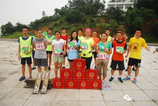 哇塞，龙头山好热闹，人人都在领奖品！