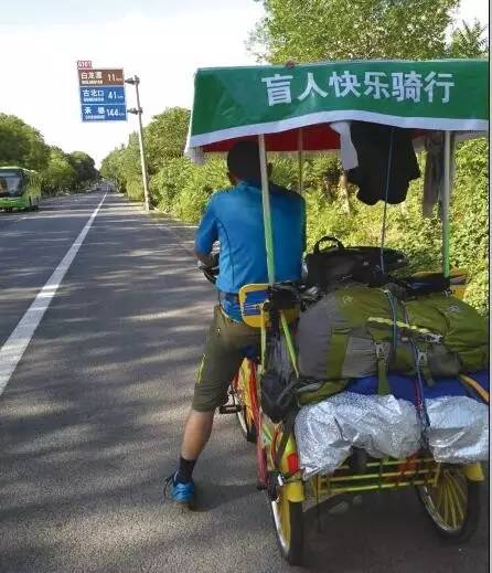 你是我的眼一个盲人女孩,你是我的眼盲人小姑娘