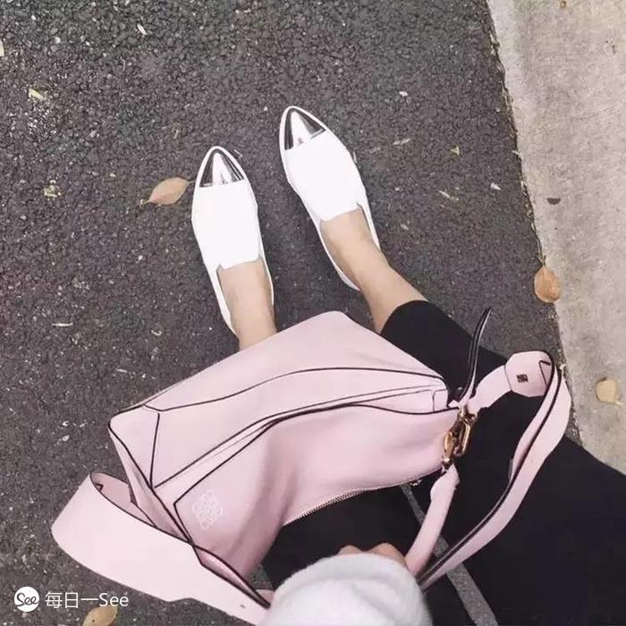 100个值得买的包包品牌,今年很流行宽肩带包包