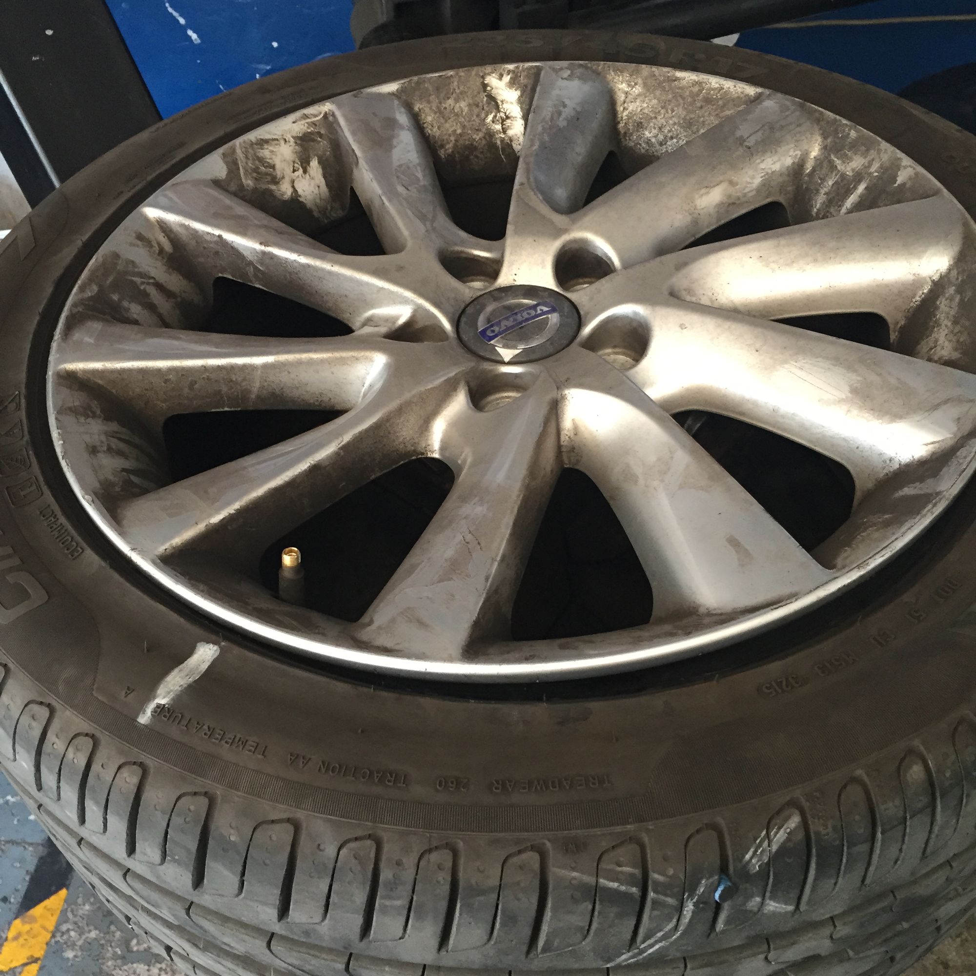 倒霉轮胎扎钉子,倒霉汽车轮胎被扎