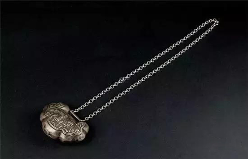 买长命锁给女儿有什么讲究,新生儿的长命锁和手镯的讲究