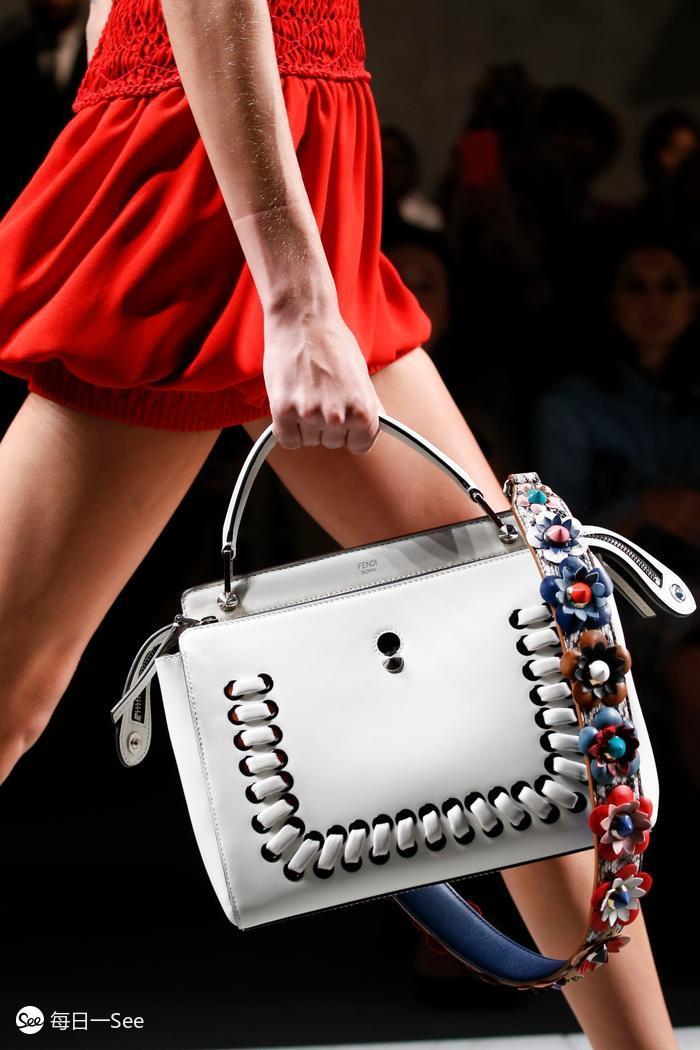 100个值得买的包包品牌,今年很流行宽肩带包包
