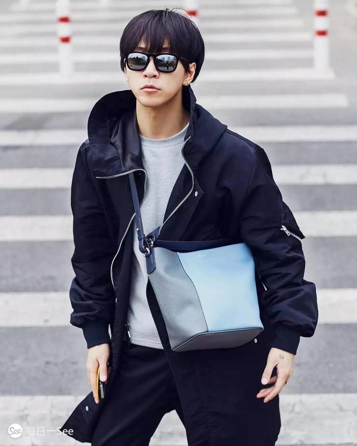 100个值得买的包包品牌,今年很流行宽肩带包包